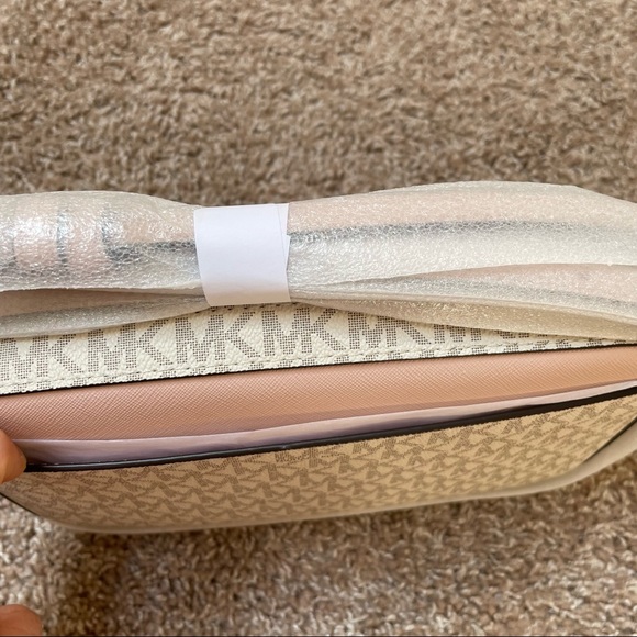 SOLD ✨ Michael Kors Jet Set Logo Crossbody Purse - Picture 7 of 14